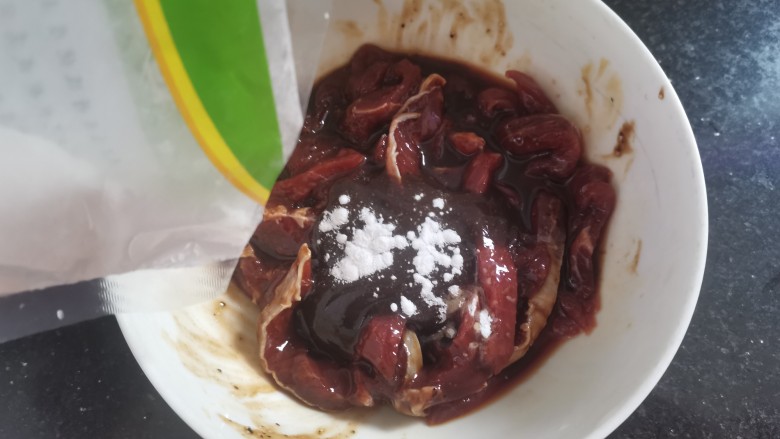 黑胡椒牛柳,加入适量的生粉,腌制一小时