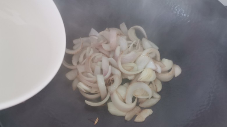 黑胡椒牛柳,加入适量的清水