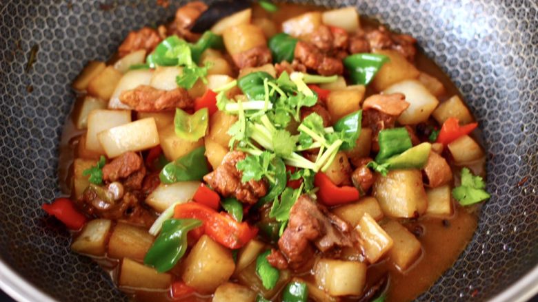 萝卜双椒啤酒炖鸭,大火翻炒至青红辣椒断生变色的时候,撒上<a style='color:red;display:inline-block;' href='/shicai/ 131'>香菜</a>段即可关火。