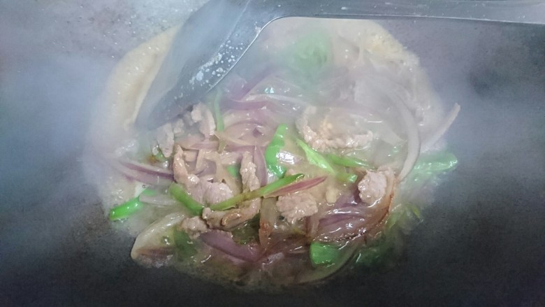 黑胡椒牛柳,按个人口味增加黑胡椒,
可勾芡增加汤汁浓度。
