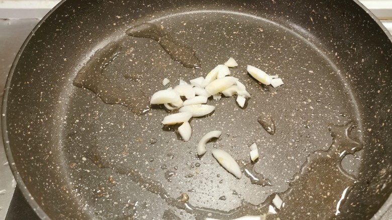 芹菜炒胡萝卜,起油锅 放入葱片炒香