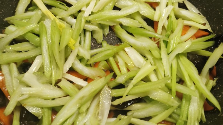 芹菜炒胡萝卜,翻炒1分钟