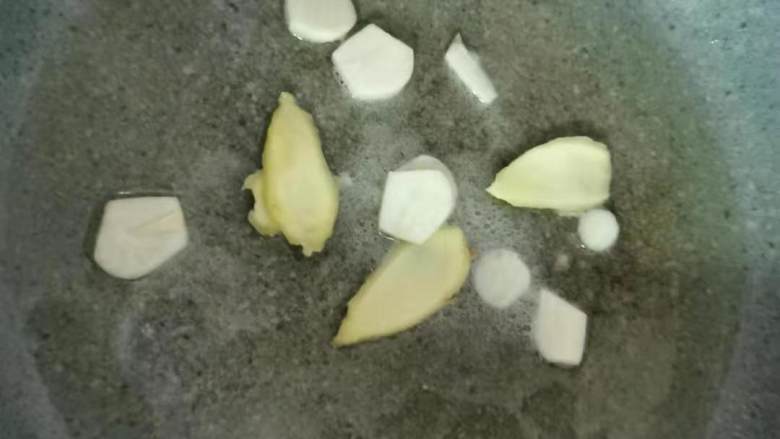 家常花菜,起锅热油爆香姜蒜片,不用加太多油