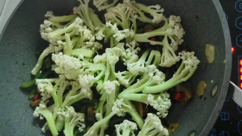 家常花菜,下花菜翻炒,如果想快速或者吃软一点的花菜,可以提前把花菜焯水