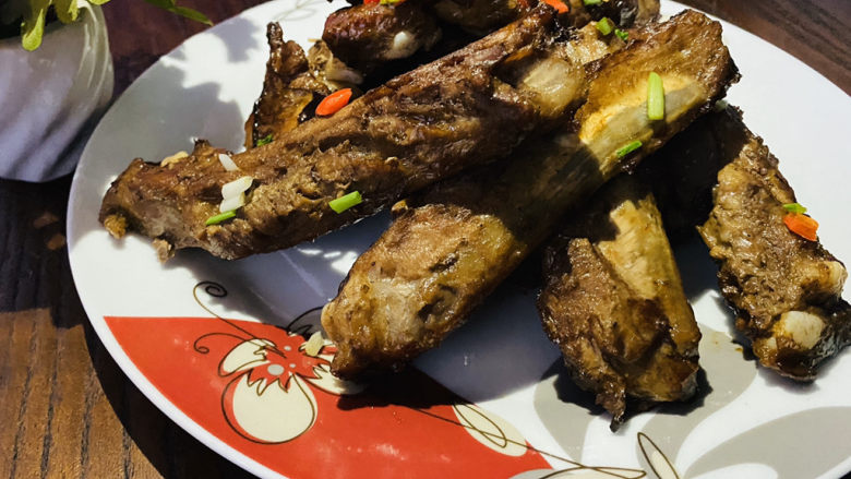 五香烤排骨,美食做好,装盘享用。