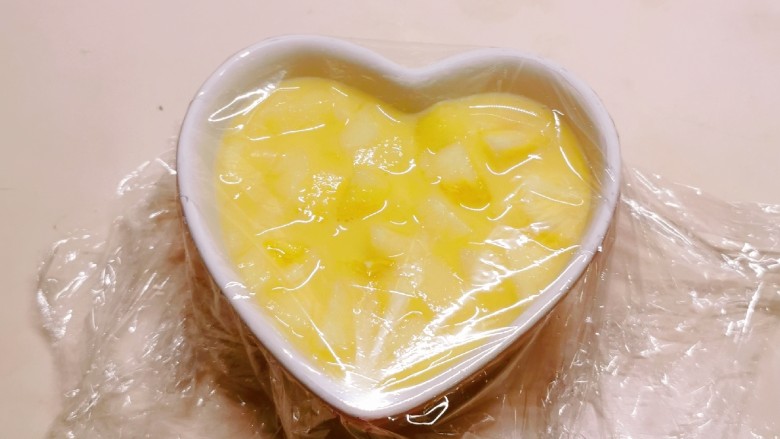 苹果布丁,盖上保鲜膜 用牙签扎几个孔