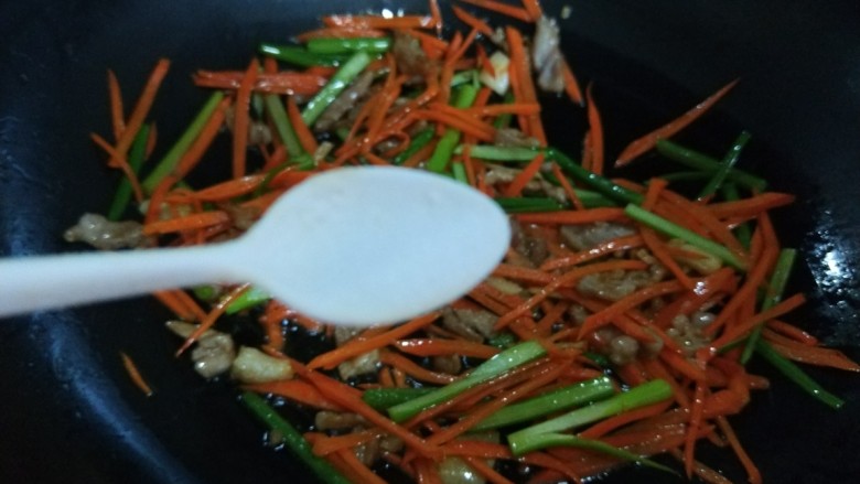 芹菜炒胡萝卜,加入<a style='color:red;display:inline-block;' href='/shicai/ 788'>生抽</a>,盐。