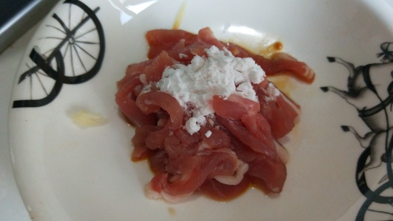芹菜炒胡萝卜,加入料酒,淀粉。