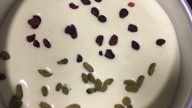 自制蛋糕,下自己喜欢的干果,葡萄干或蔓越莓干,然后多震几下,震出气泡