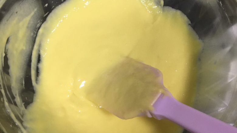 自制蛋糕,先把蛋黄扰拌下,然后再把油,牛奶倒下去扰拌好,然后再把面粉倒进去,一边倒一边扰拌,再往同个方向扰拌,扰拌到没颗粒状就扰拌先放一边