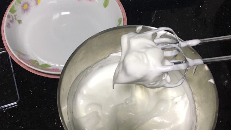 自制蛋糕,顺时针打,打到像图中这样有纹路就可以了,弄起来不会掉
