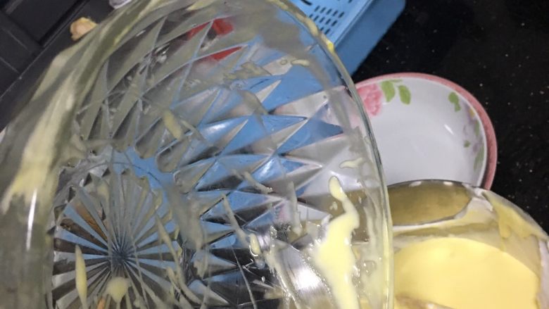 自制蛋糕,扰拌好再倒过去蛋白扰拌,记住按Z字形扰拌,这样才不会有太多的气泡