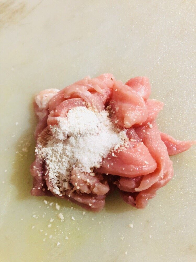 胡萝卜炒木耳,猪肉加入适量地瓜粉和盐,没有地瓜粉可以用玉米淀粉。