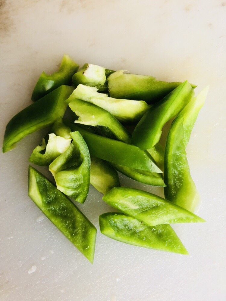 胡萝卜炒木耳,斜切成片,类似菱形。