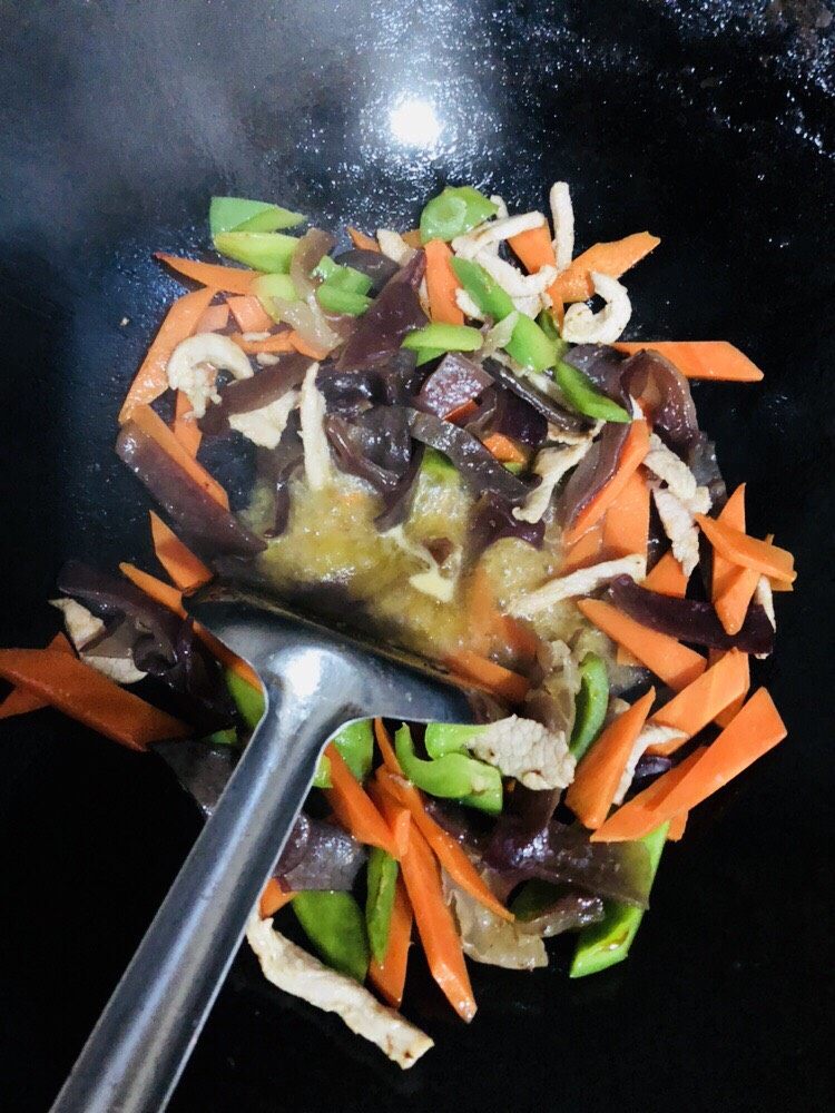胡萝卜炒木耳,加入少许水翻炒均匀,使各材料的味道释放并融合。
