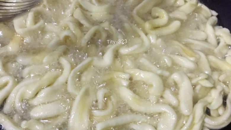 自制沙琪玛,锅中放入半锅油,微热后慢慢撒入做好的面粉条。油炸至微黄即可出锅