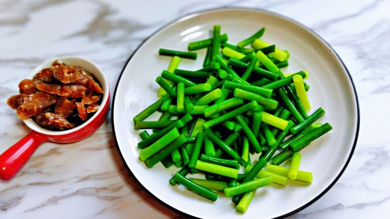 蒜苔炒腊肠,食材准备完成，