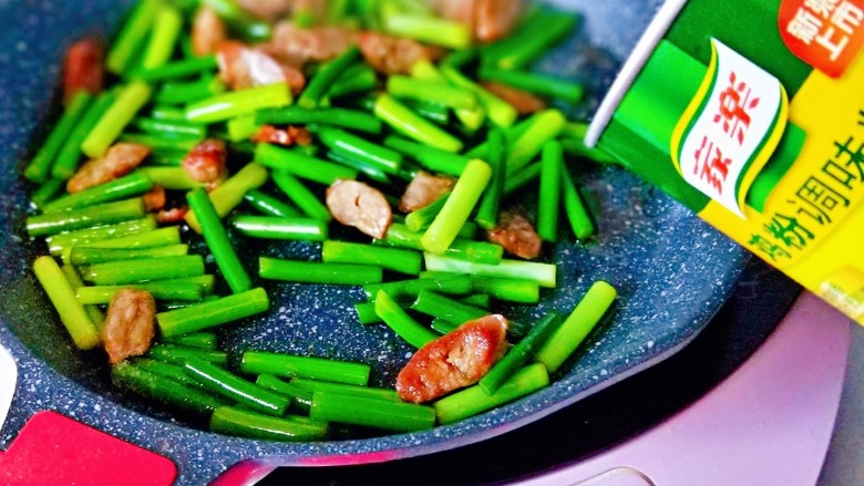 蒜苔炒腊肠,关火,加入<a style='color:red;display:inline-block;' href='/shicai/ 813'>鸡粉</a>提鲜,借助余温翻炒均匀。