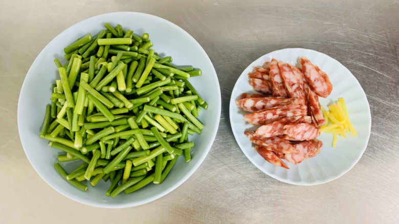 蒜苔炒腊肠,准备工作提前做好，下一步炒制的时候就不会手忙脚乱。