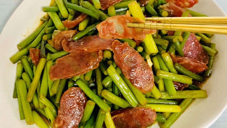 蒜苔炒腊肠,美味的蒜苔腊肠吃上一口,有腊肠的香.....蒜苔的脆....