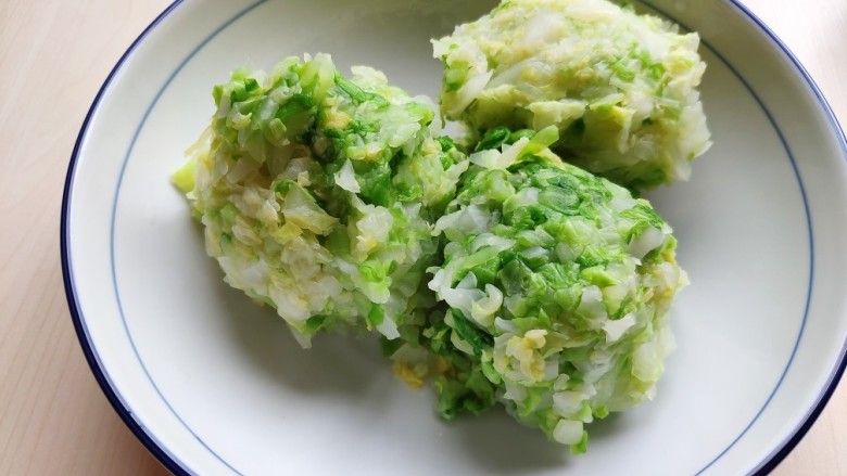 包菜猪肉水饺,包菜也放入绞肉机搅碎或者剁碎,然后攥去水分。注意如用绞肉机绞包菜时,不要绞得太细,太细口感不好。