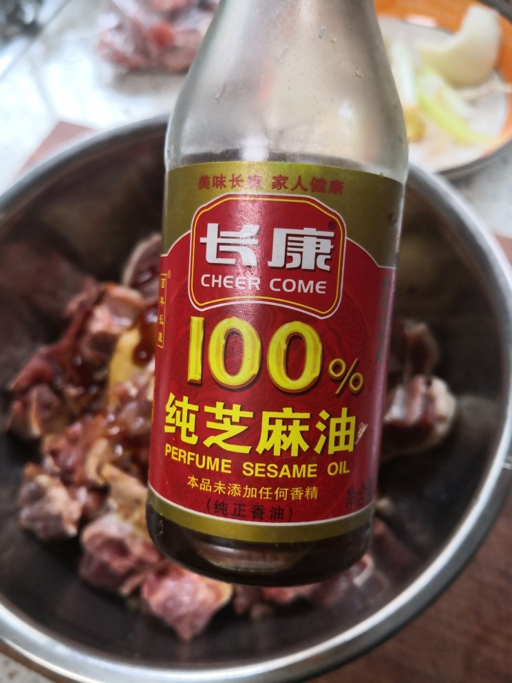黯然销魂啤酒鸭,香油!倒完这些以后加入盐,然后带上手套按摩<a style='color:red;display:inline-block;' href='/shicai/ 313'>鸭子</a>,搅拌按摩!静放10分钟