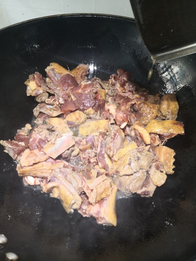 黯然销魂啤酒鸭,油温烧热,下锅炒,翻炒持续3--5分钟