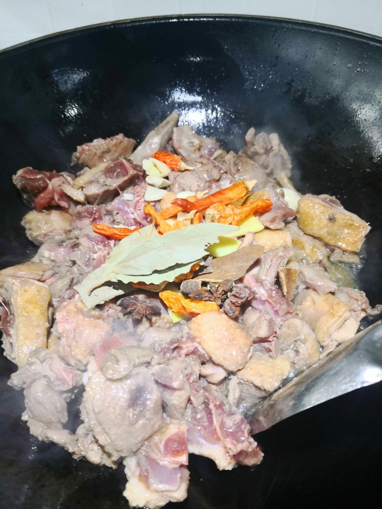 黯然销魂啤酒鸭,倒入辅料,继续翻炒,让鸭肉充分吸收辅料的香味,这个步骤大概5-10分钟