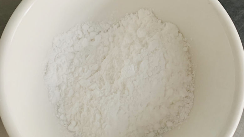 发面油酥小糖饼,醒面的时候调
糖馅:25克的糖+10克的淀粉,搅拌均匀即可。