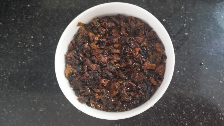 鲜肉饼,梅菜干用水浸泡10分钟