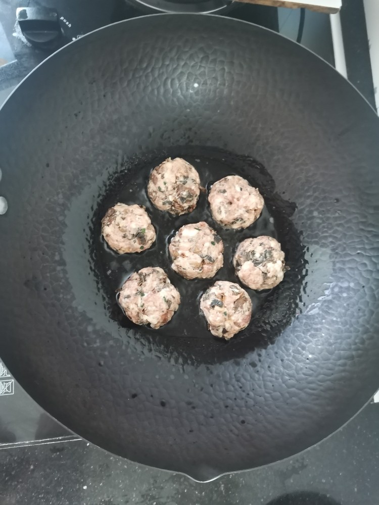 鲜肉饼,热锅冷油,放入肉饼小火两面煎一下