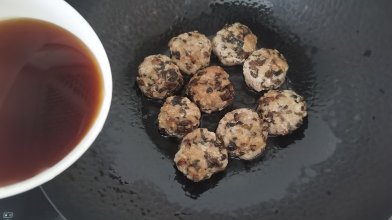 鲜肉饼,倒入汤汁,大火烧开转中火烧7-8分钟