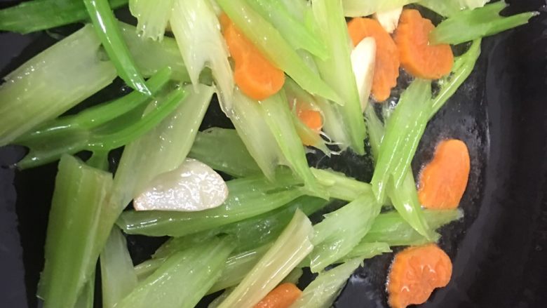 芹菜炒胡萝卜,加入芹菜和胡萝卜