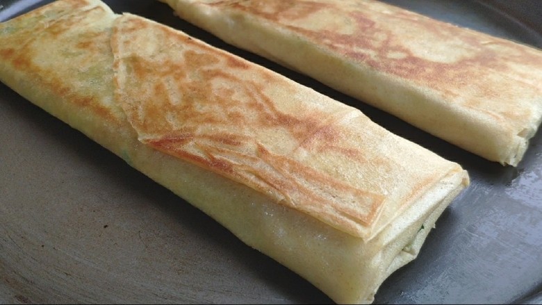 菜煎饼(韭菜鸡蛋馅),折好后就是这样子。
