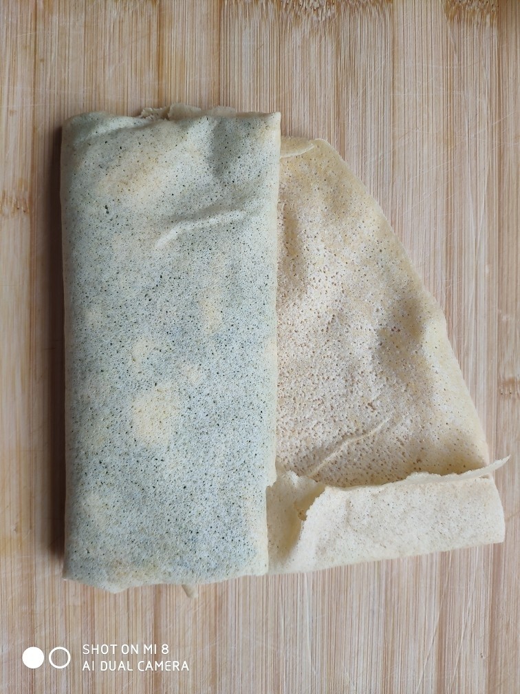 菜煎饼(韭菜鸡蛋馅),最后从左边开始折成7—8厘米宽的条状。