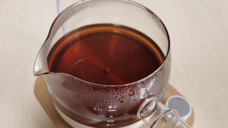 宅家自制珍珠奶茶,取出茶漏。
红茶直接放锅里煮的,记得将茶叶滤出,或者直接用袋包红茶都可以。