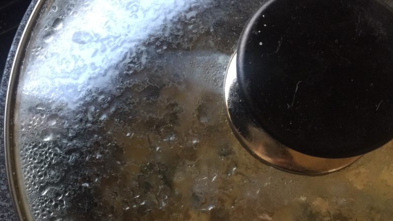 咖喱鸡腿,盖起盖子,焖煮5-8分钟,中小火。