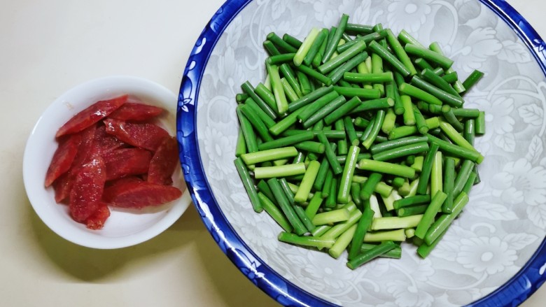 蒜苔炒腊肠,主要食材处理好 备用