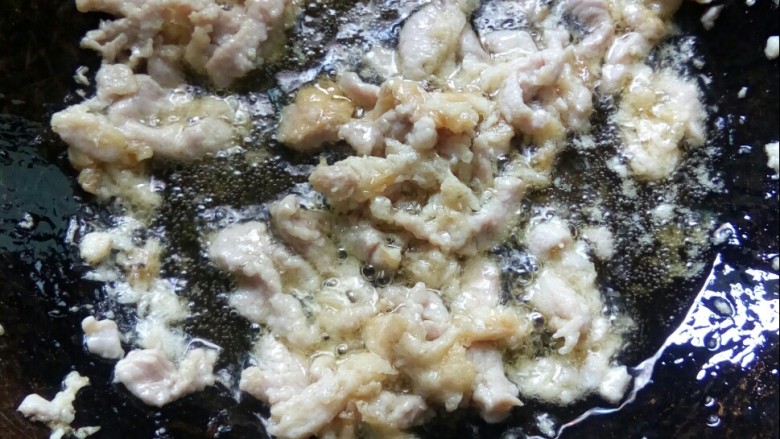 胡萝卜炒木耳,肉片滑油,后铲出。