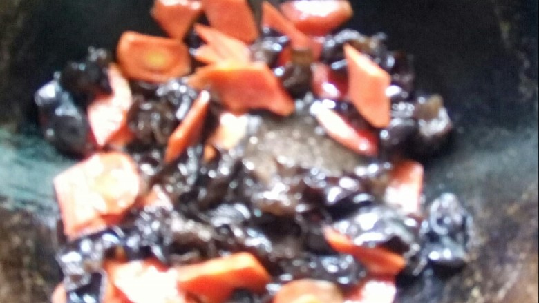 胡萝卜炒木耳,炒锅倒油,放入木耳和红萝卜大火煮。