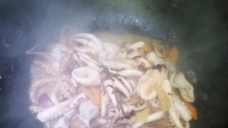 爆炒八爪鱼,主角,焯好水的八爪鱼。