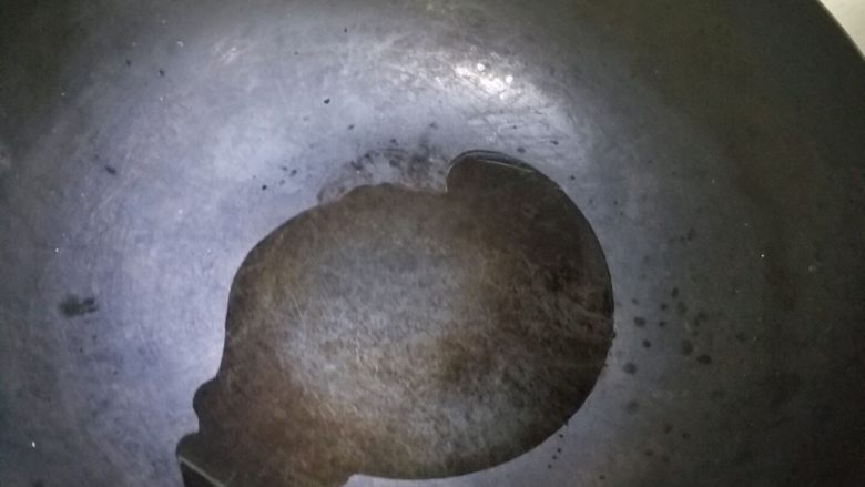 爆炒八爪鱼,过烧热,导入油适量。