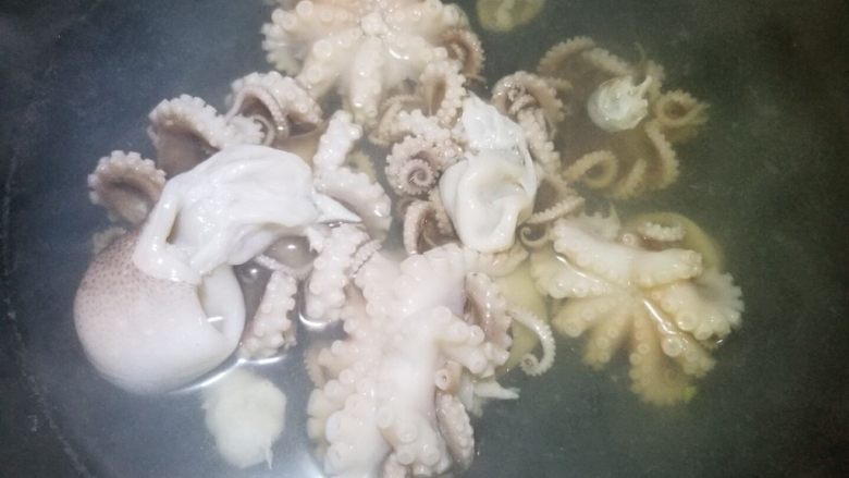 爆炒八爪鱼,焯水,注意不可以太久。