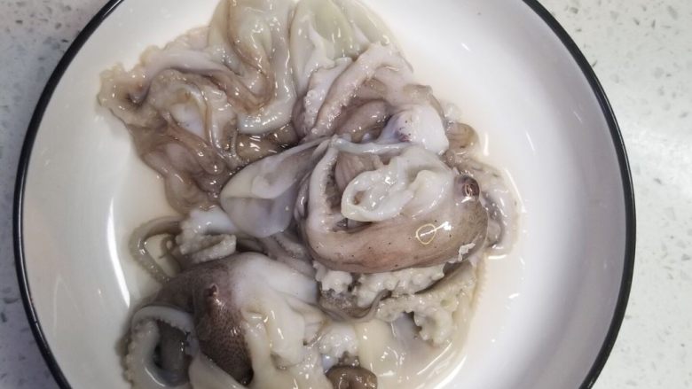 爆炒八爪鱼,八爪鱼洗净,注意吸盘里的泥沙,去掉嘴和肚子里的东西。