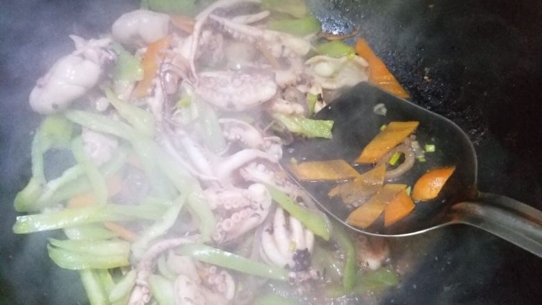 爆炒八爪鱼,加入适量生抽,料酒,以及少量的盐,爱甜的可以加少量糖。