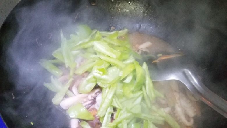 爆炒八爪鱼,加入尖椒,快速翻炒。