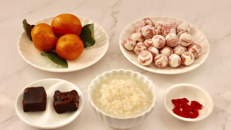 黑糖蜜桔酒酿圆子,搓好芋圆后,准备好其它的食材。