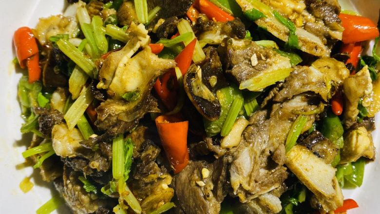 爆炒猪舌,装盘出锅,美食做好。下酒佐餐佳品!