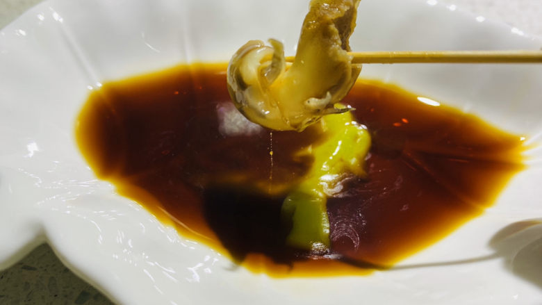 砂锅锡纸焖花螺,将花螺肉挑出来,沾点生抽芥末,口感细腻柔软,味道鲜味十足。