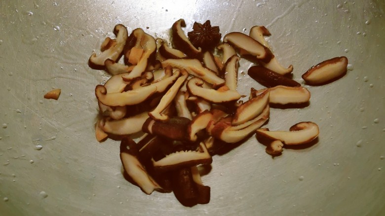 香菇豆腐汤,泡发后 切片